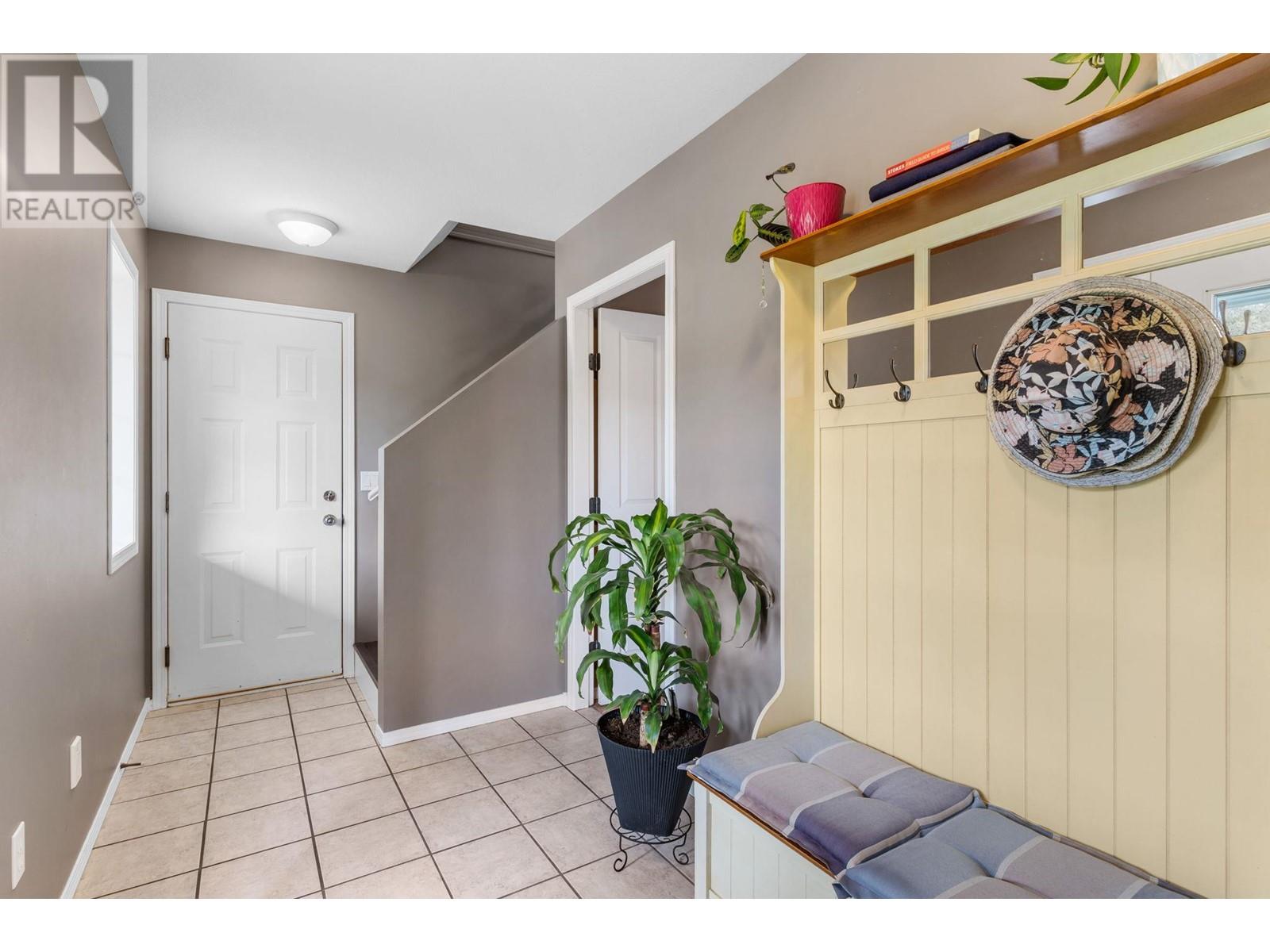 Property at 305 Snowsell Street N image 4