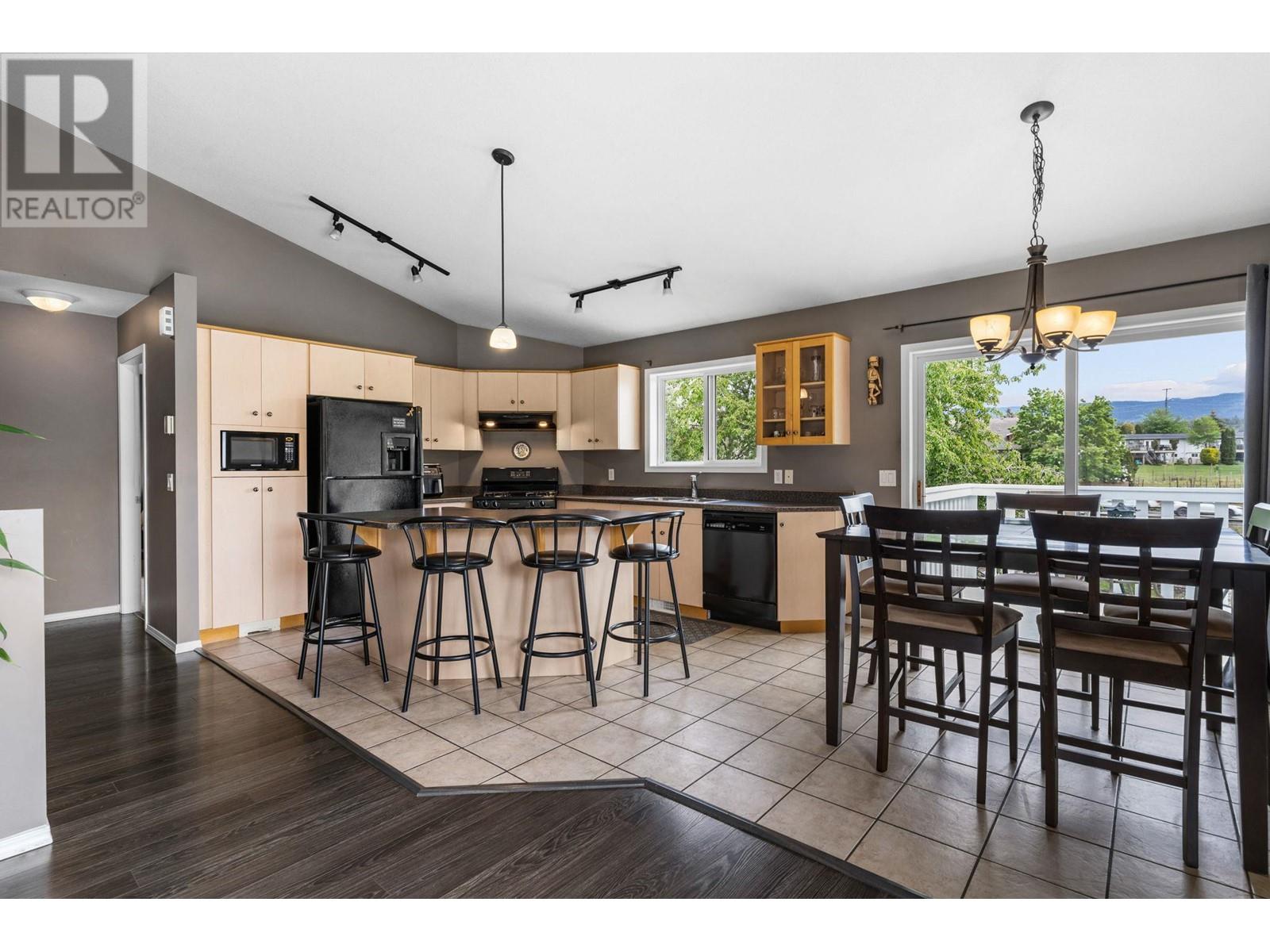 Property at 305 Snowsell Street N image 5