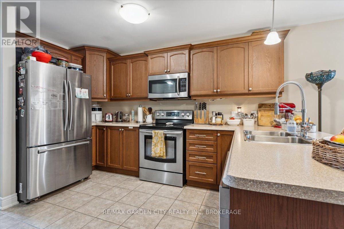 3945 Village Creek Drive, Fort Erie, Ontario  L0S 1S0 - Photo 10 - X12153976