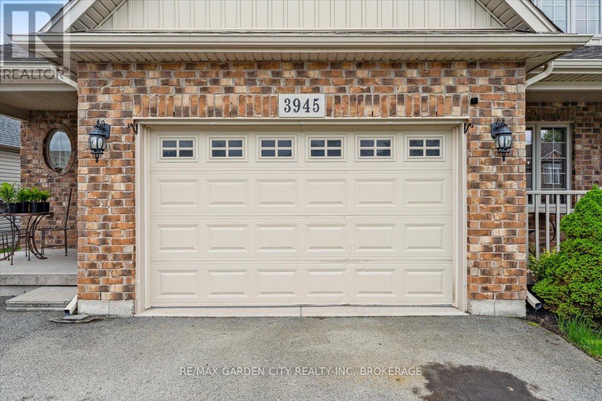 3945 Village Creek Drive, Fort Erie, Ontario  L0S 1S0 - Photo 4 - X12153976