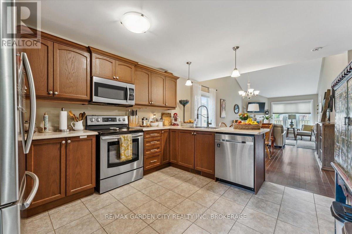 3945 Village Creek Drive, Fort Erie, Ontario  L0S 1S0 - Photo 9 - X12153976