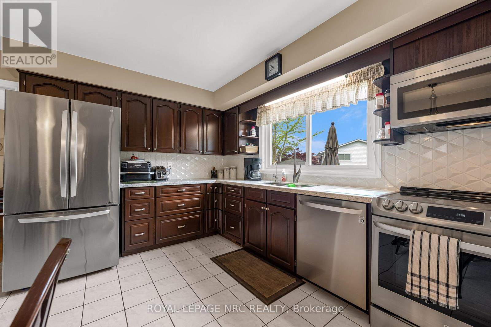 10 Wendover Place, St. Catharines (Lakeshore), Ontario  L2N 6T9 - Photo 8 - X12154068