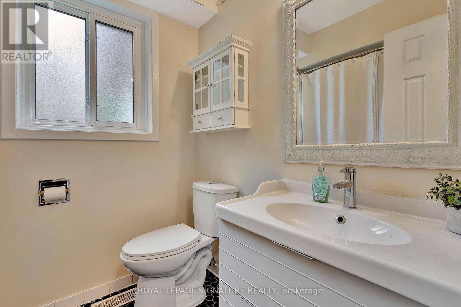 186 Cedarbrae Avenue, Waterloo, Ontario  N2L 4S5 - Photo 22 - X12152691