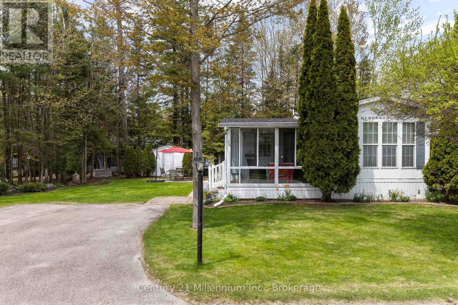 59 Topaz Street, Wasaga Beach, Ontario  L9Z 1X7 - Photo 2 - S12153973