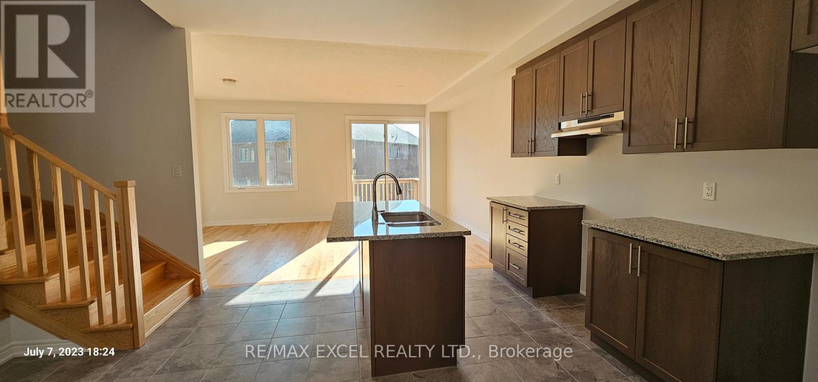 131 Lageer Drive, Whitchurch-Stouffville, Ontario  L4A 4V2 - Photo 4 - N12152247