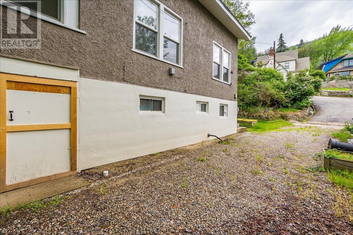 Property at 1667 CEDAR Avenue image 5