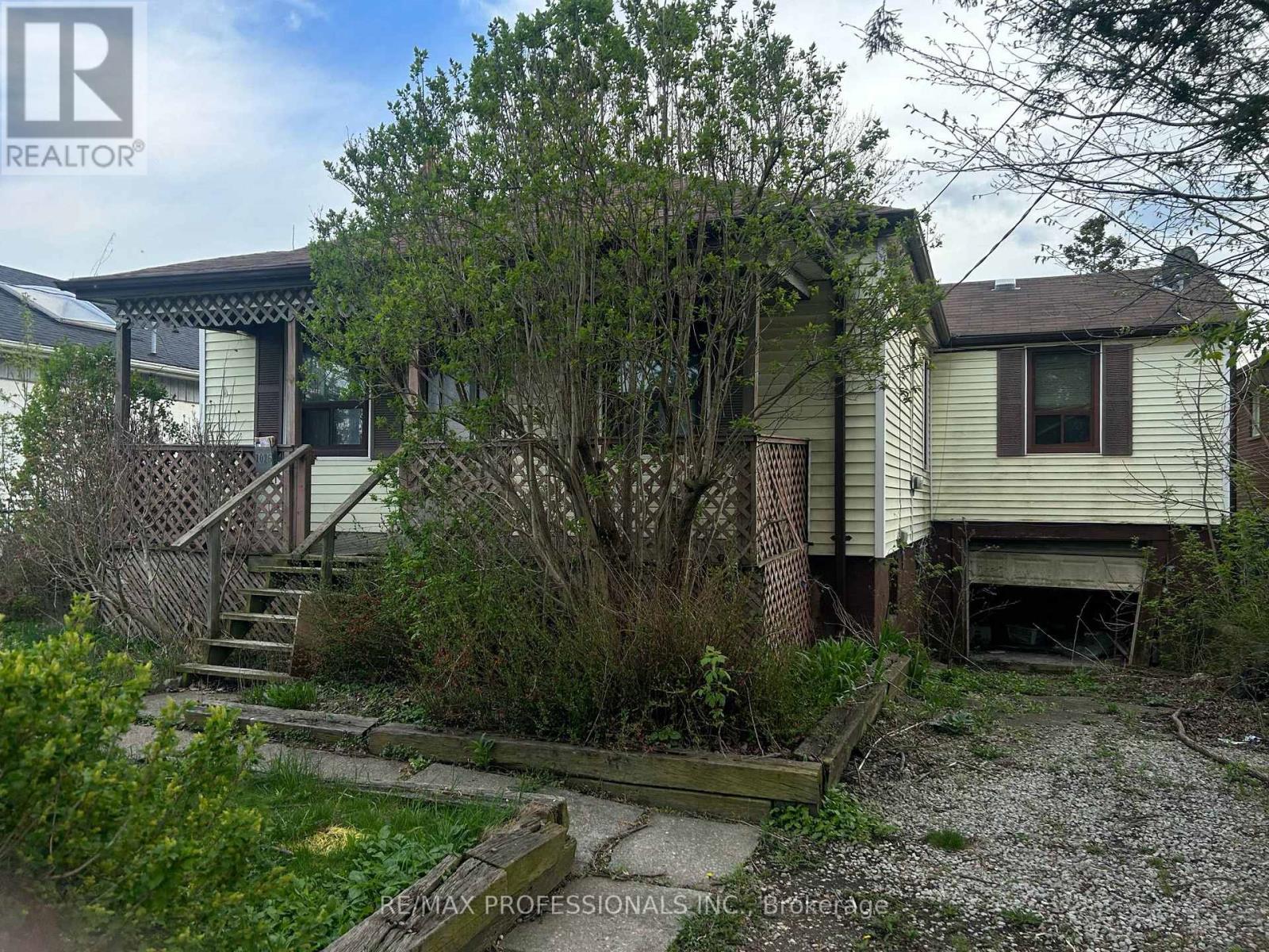 1026 Edgeleigh Avenue, Mississauga, Ontario  L5E 2G1 - Photo 5 - W12131314
