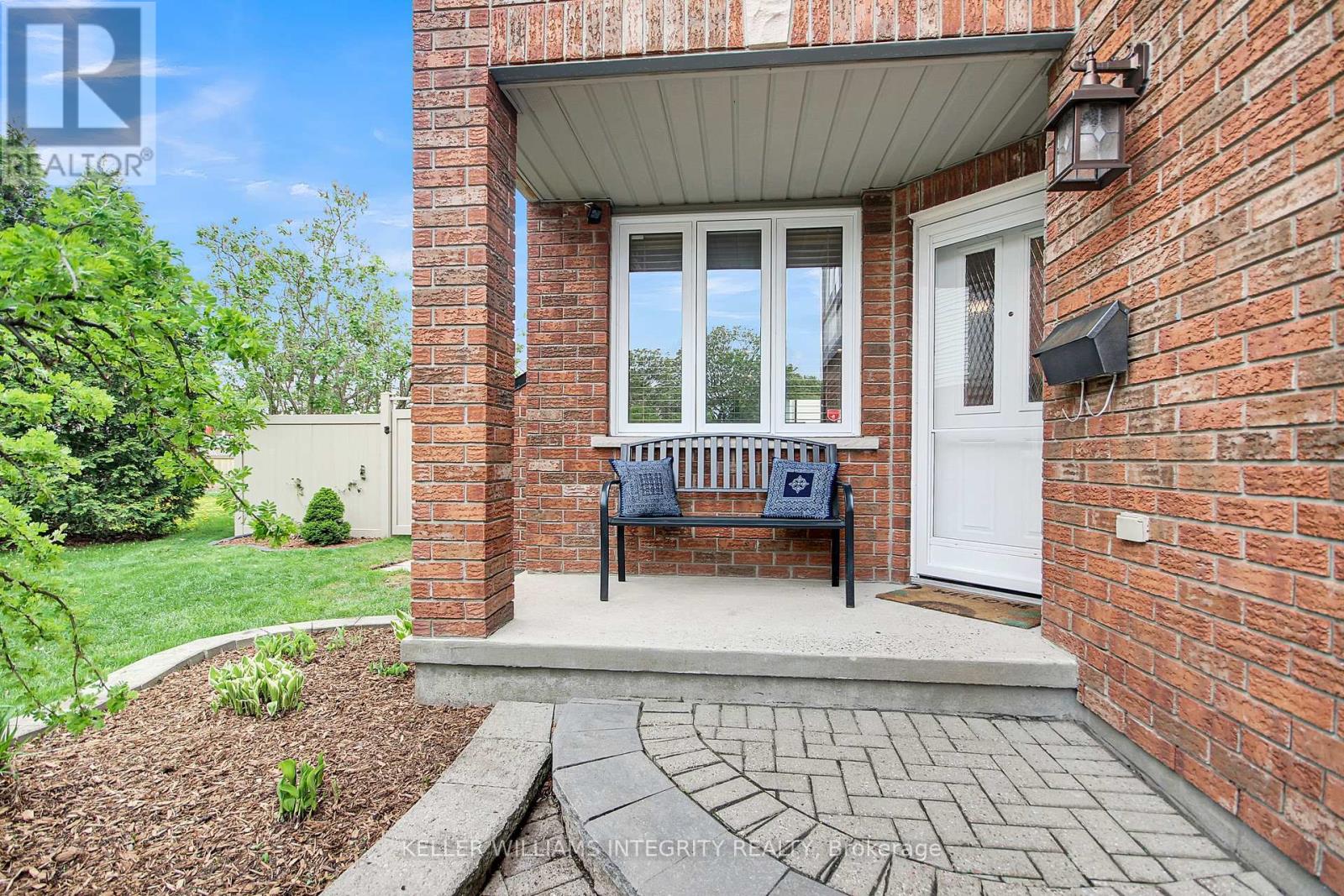 Property at 145 HUNTERSWOOD CRESCENT image 3