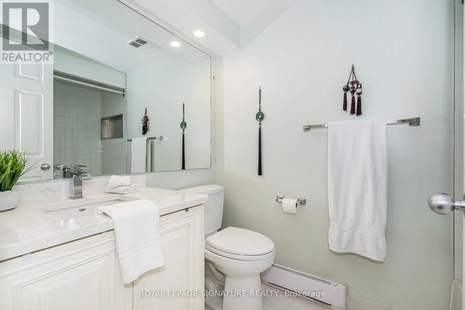 1812 - 99 Harbour Square, Toronto, Ontario  M5J 2H2 - Photo 18 - C12153991