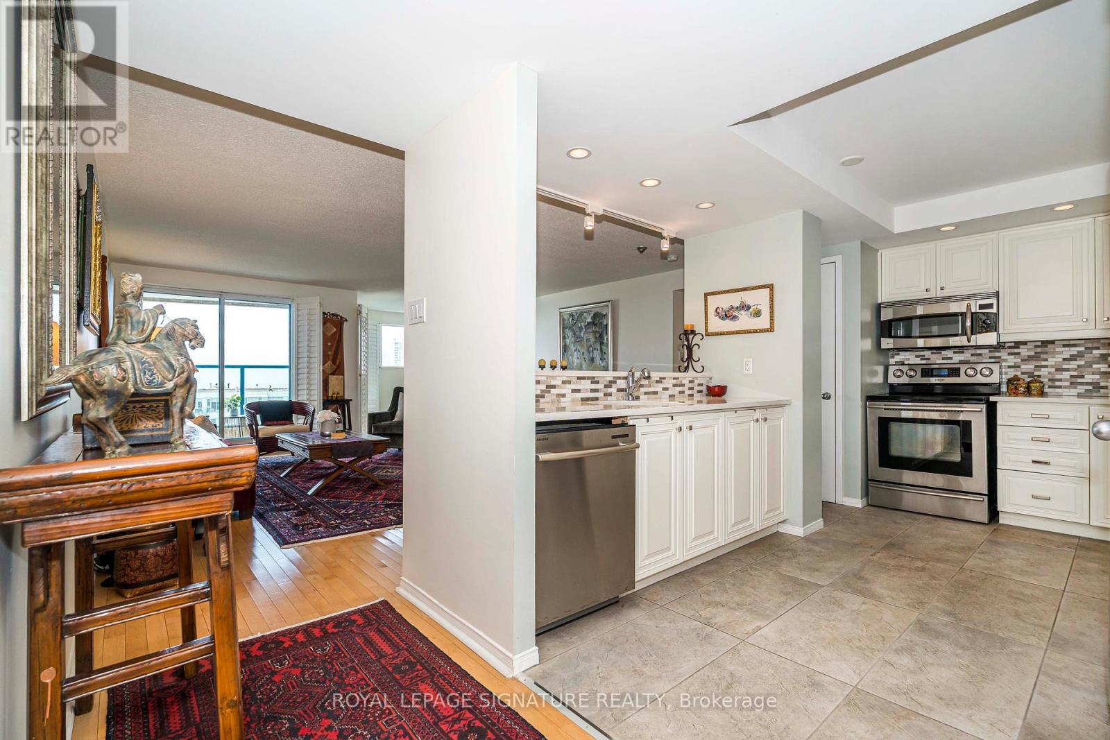 1812 - 99 Harbour Square, Toronto (Waterfront Communities), Ontario  M5J 2H2 - Photo 3 - C12153991