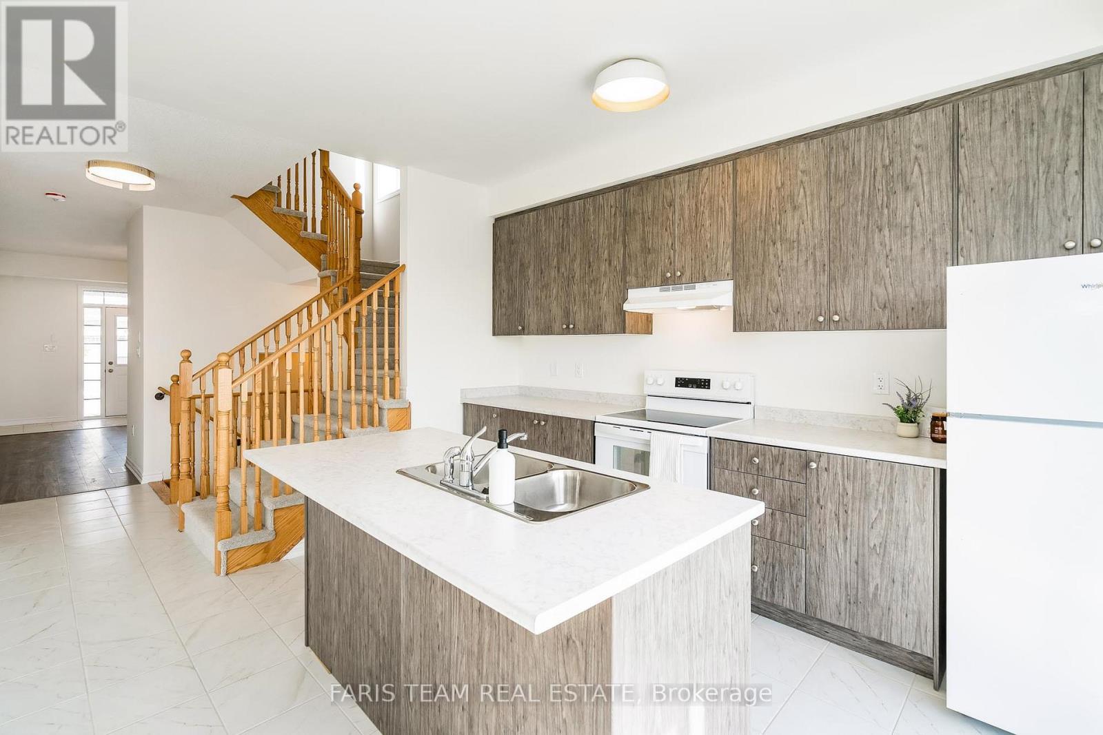 20 Shapira Avenue, Wasaga Beach, Ontario  L9Z 0K3 - Photo 5 - S12153935