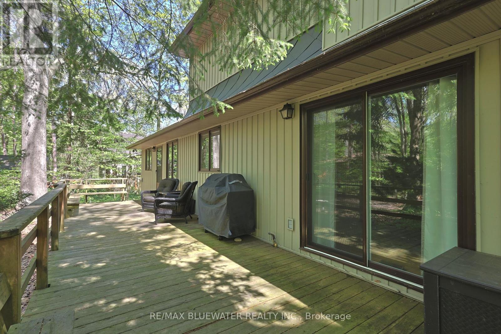 10372 Sherwood Crescent, Lambton Shores, Ontario  N0M 1T0 - Photo 41 - X12134317