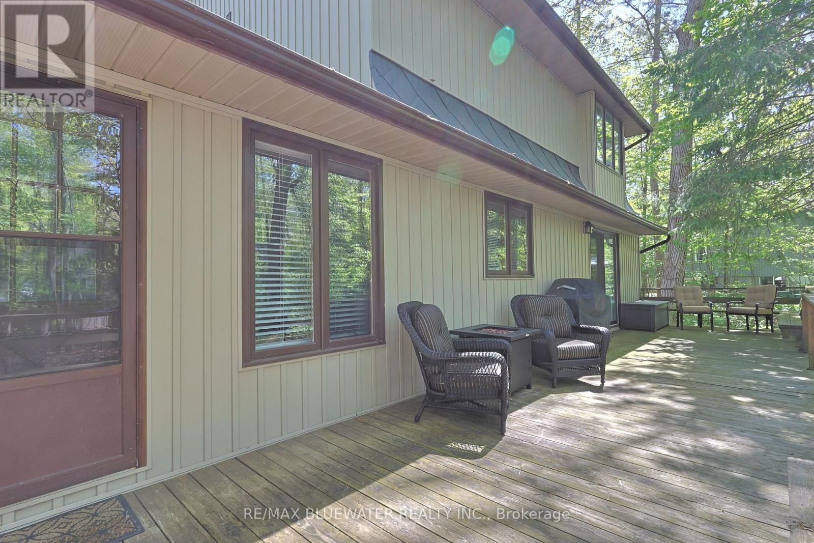 10372 Sherwood Crescent, Lambton Shores, Ontario  N0M 1T0 - Photo 38 - X12134317