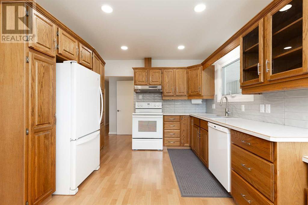 Property at 627 25 Street N image 5