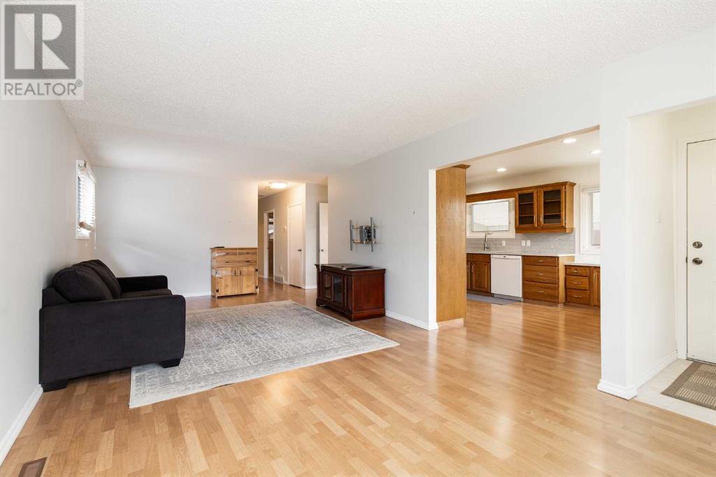 Property at 627 25 Street N image 3