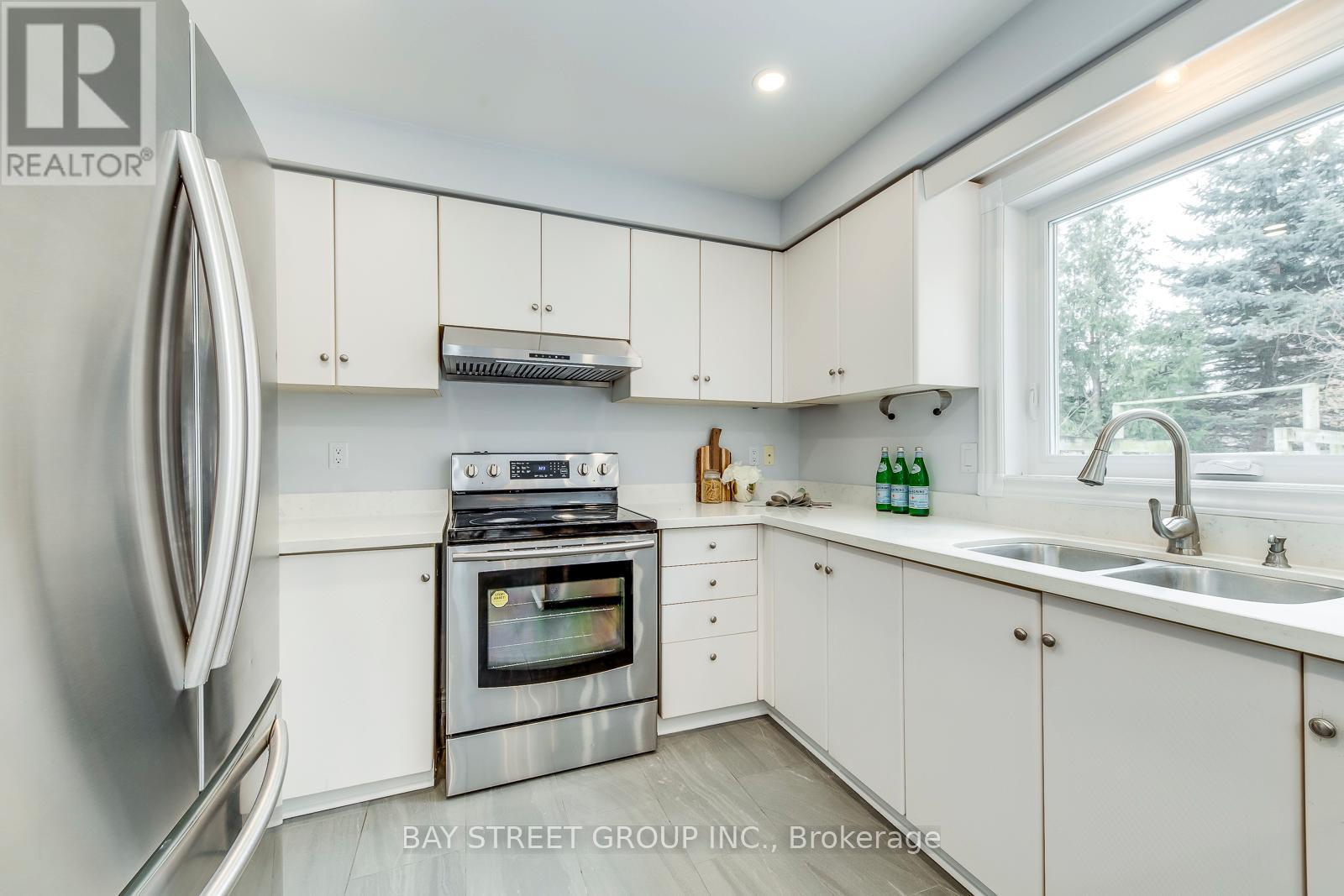 1122 Lambton Drive, Oakville, Ontario  L6J 7P3 - Photo 17 - W12154036