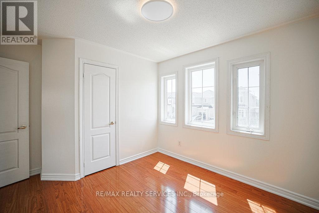 33 Fishing Crescent, Brampton, Ontario  L6V 4S4 - Photo 12 - W12154063