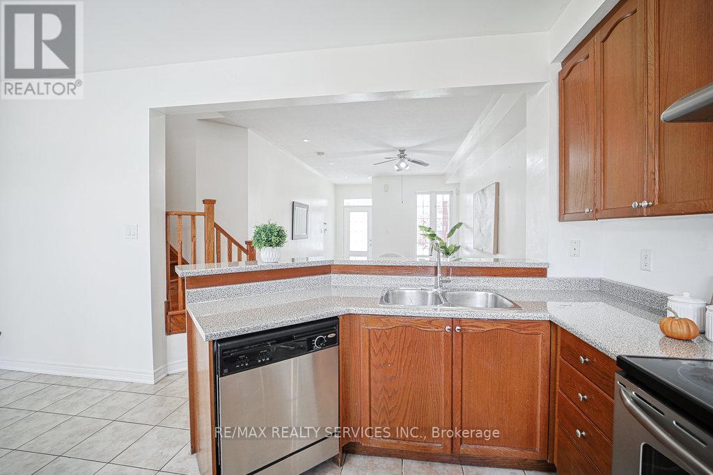 33 Fishing Crescent, Brampton, Ontario  L6V 4S4 - Photo 18 - W12154063