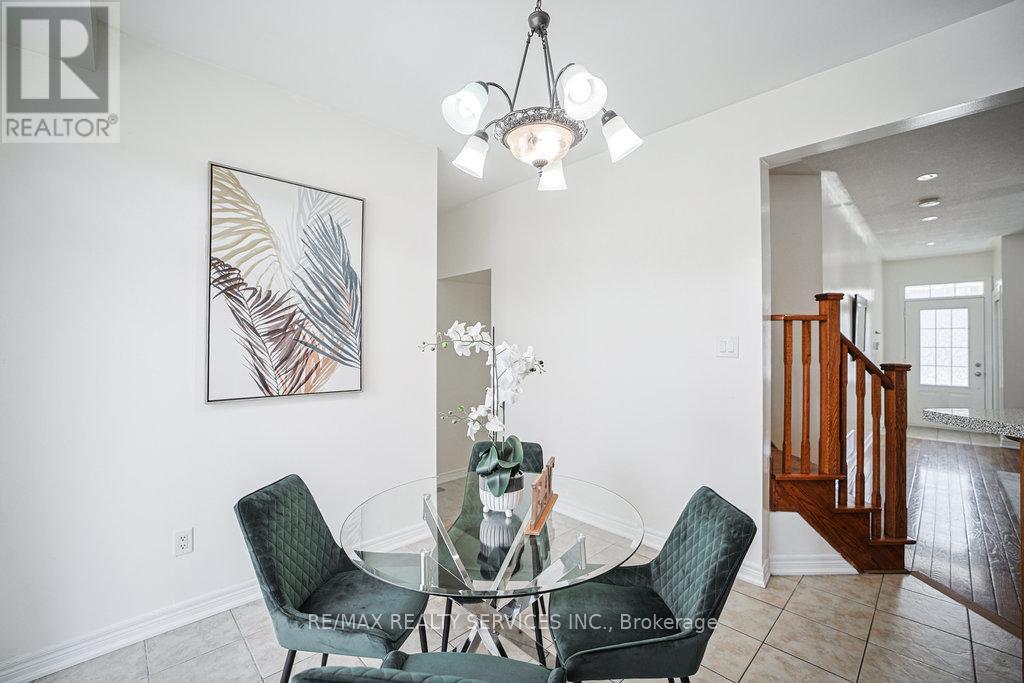 33 Fishing Crescent, Brampton, Ontario  L6V 4S4 - Photo 8 - W12154063