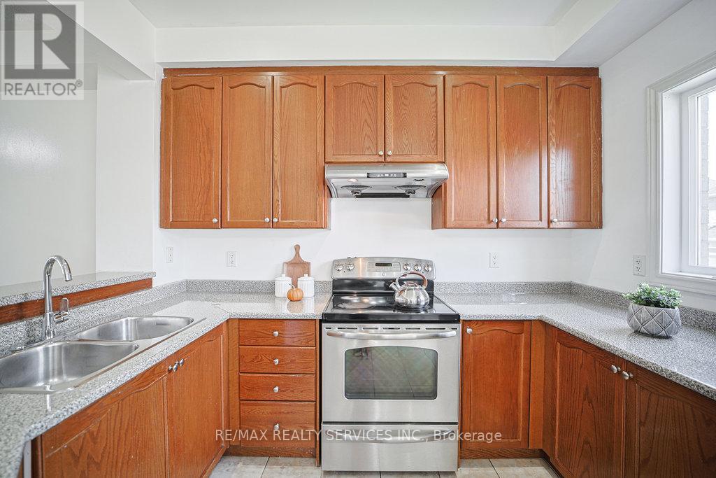 33 Fishing Crescent, Brampton, Ontario  L6V 4S4 - Photo 9 - W12154063