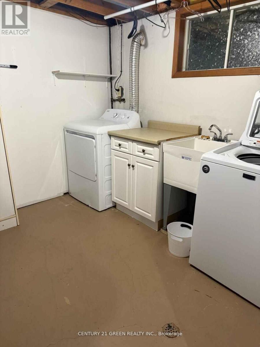 720 Hillary Street, Sarnia, Ontario  N7T 7T8 - Photo 6 - X12153918