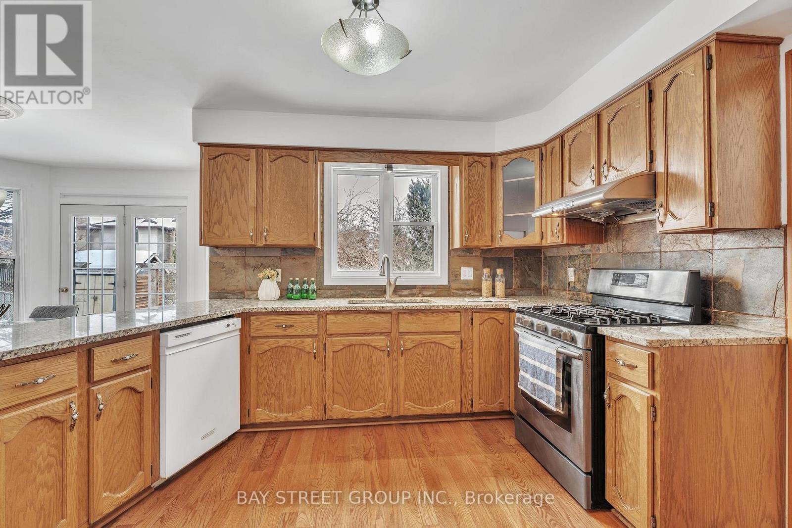 Photo 14 of 47 for 976 Griffith Street