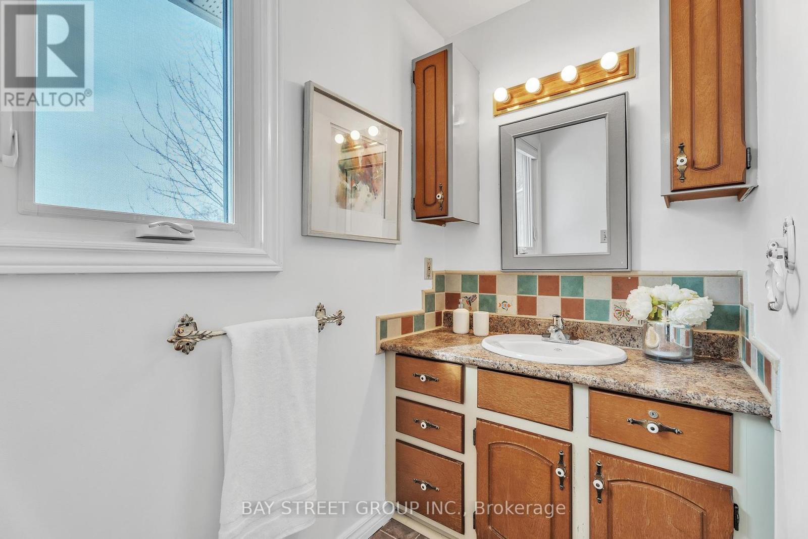 Photo 32 of 47 for 976 Griffith Street