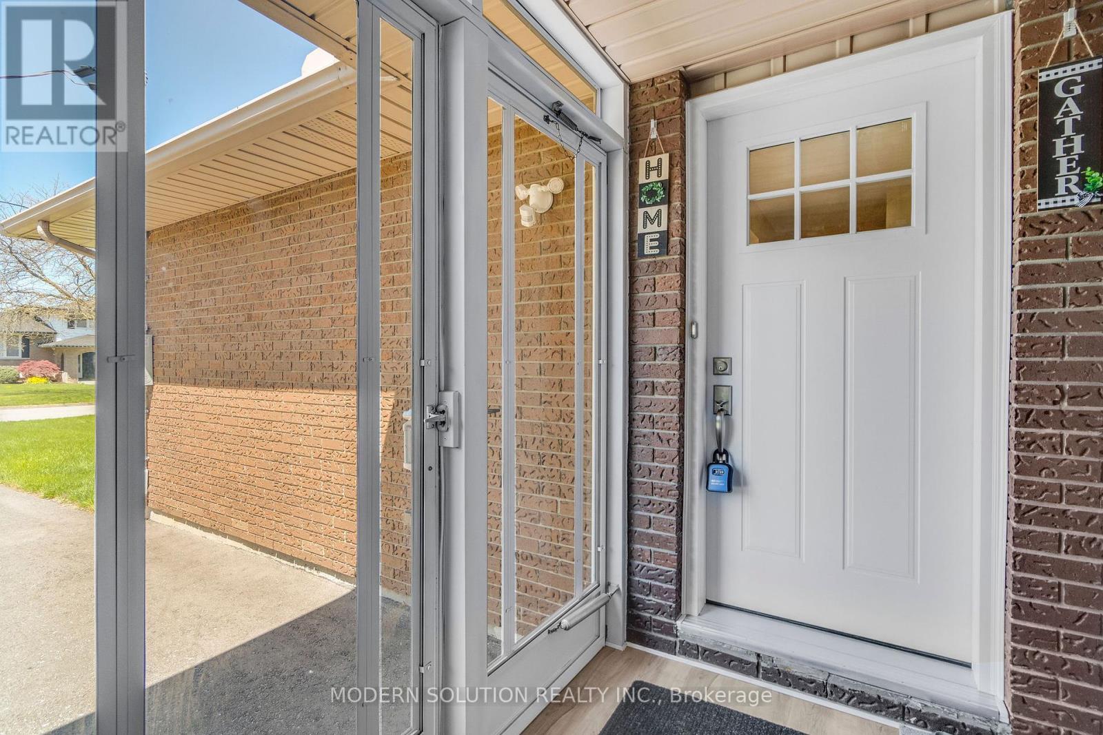 90 Glen Park Road, St. Catharines, Ontario  L2N 3E9 - Photo 5 - X12153947