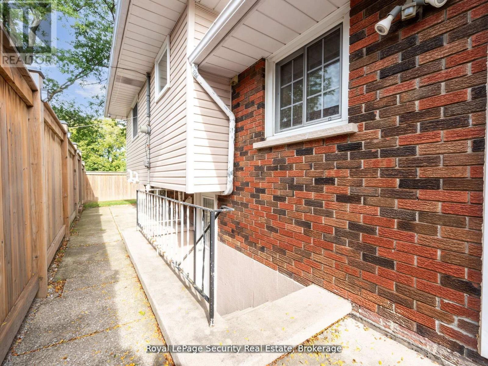 2 Maitland Avenue, Hamilton, Ontario  L9A 3J3 - Photo 38 - X12153989