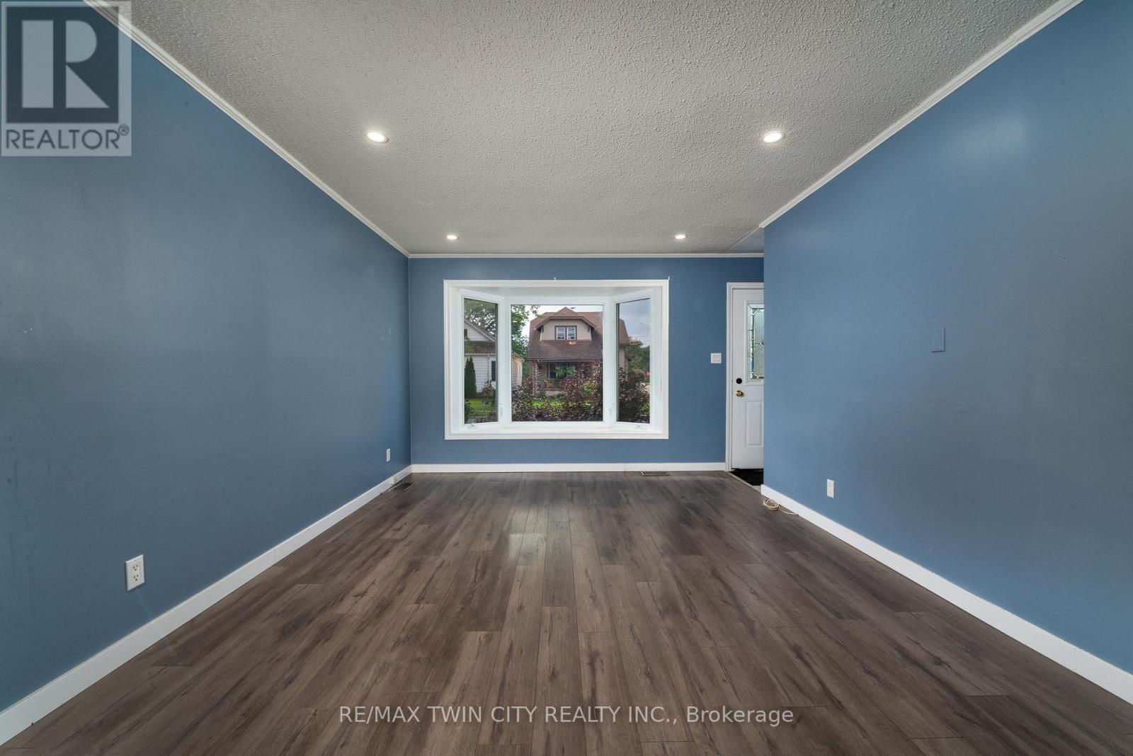 124 Oakland Avenue, Welland, Ontario  L3C 2C3 - Photo 2 - X12154032
