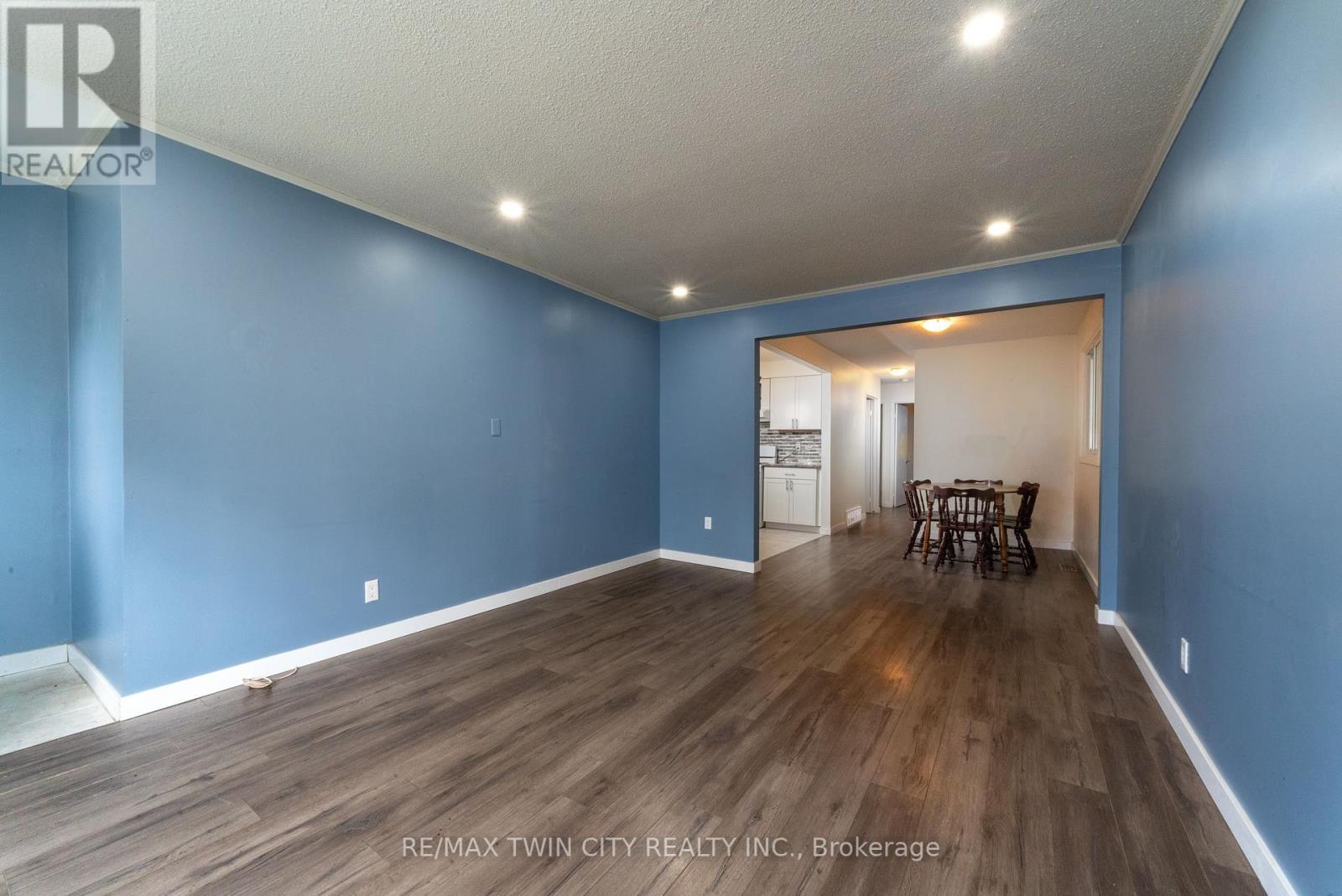 124 Oakland Avenue, Welland, Ontario  L3C 2C3 - Photo 3 - X12154032