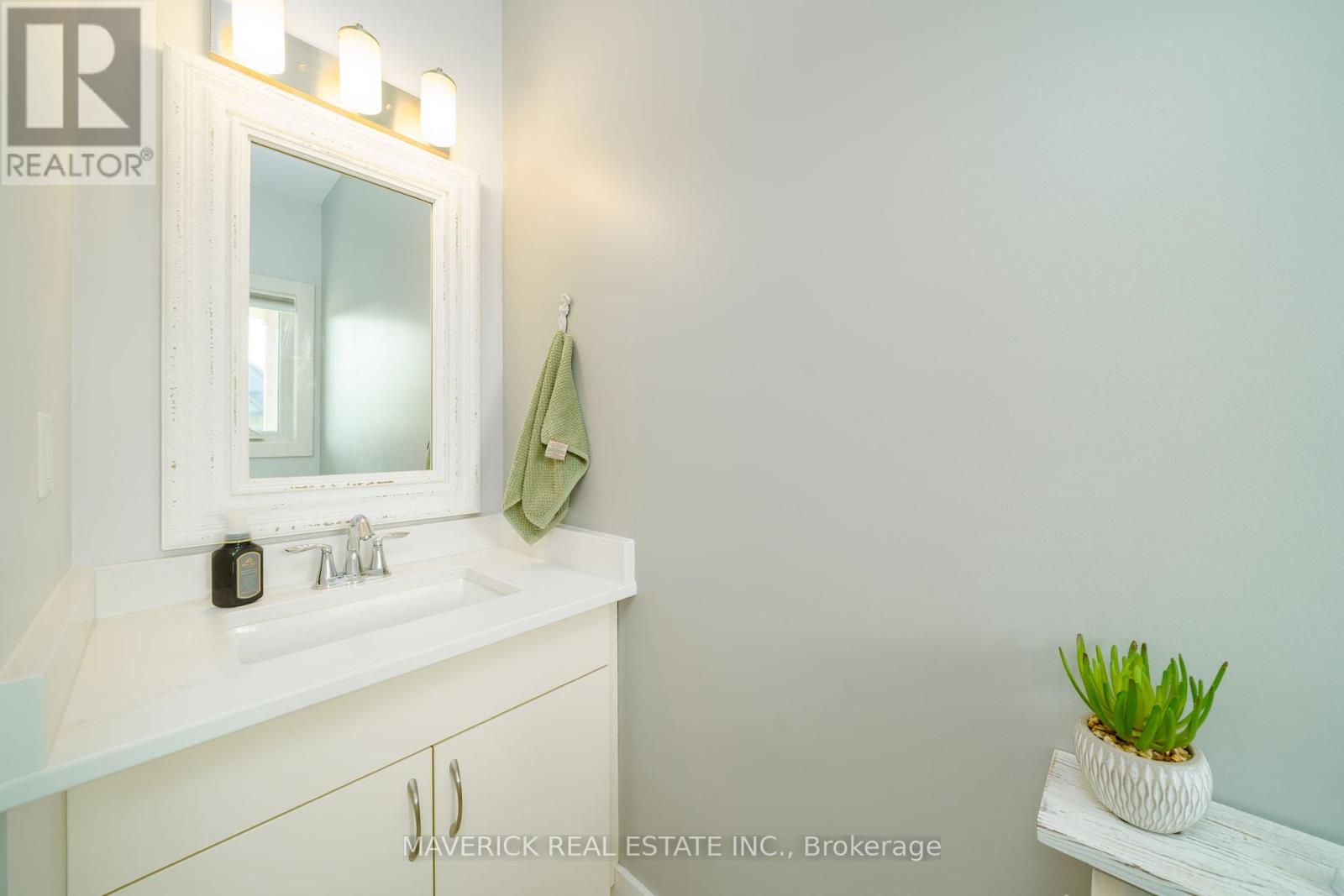 Property at 1461 RIVERBEND ROAD image 4