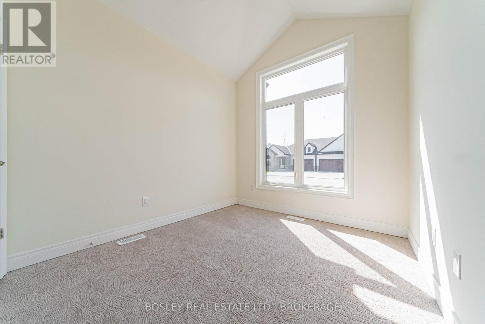 512 Royal Ridge Drive, Fort Erie, Ontario  L0S 1N0 - Photo 28 - X12154202