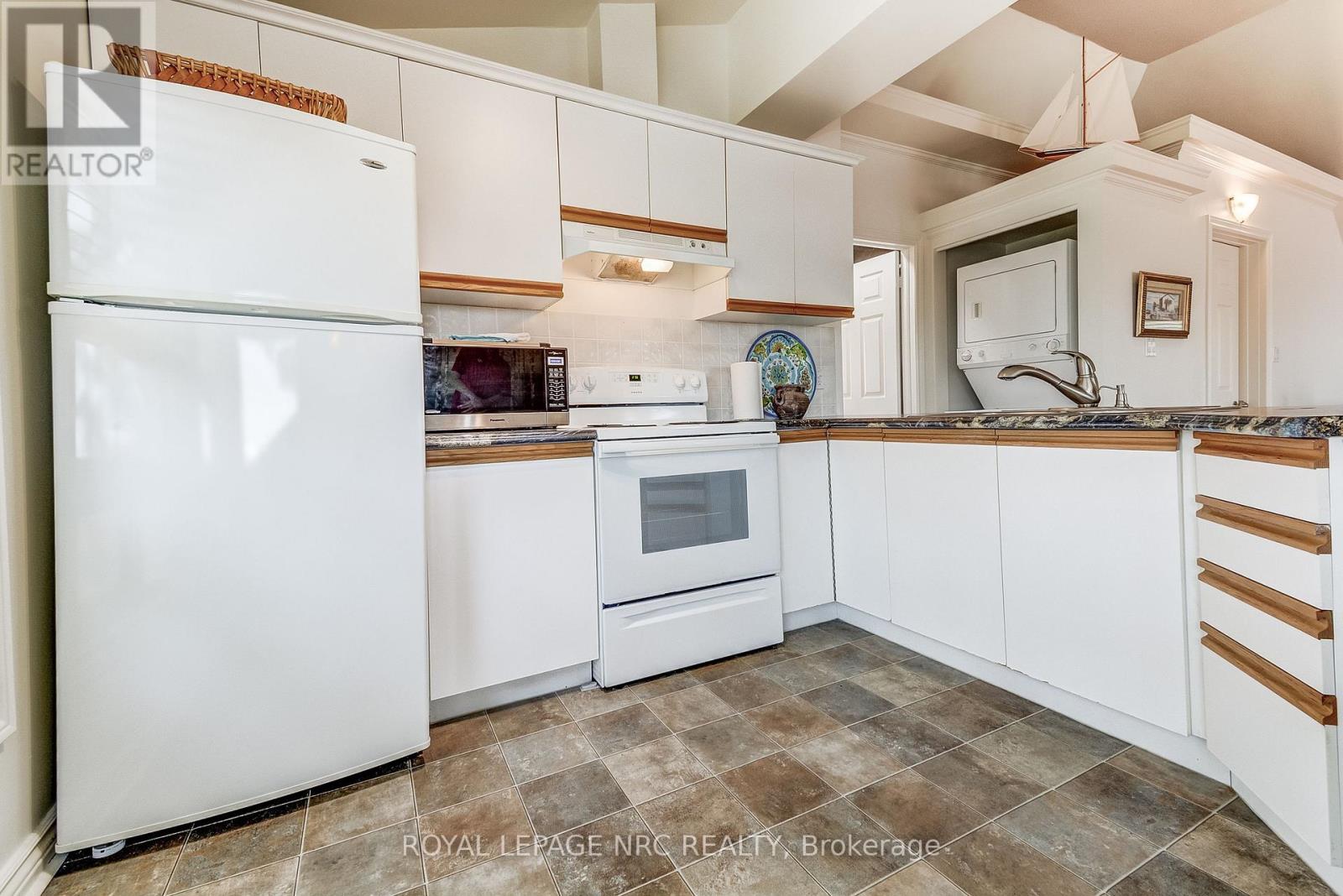 56 West Street, Port Colborne, Ontario  L3K 4C8 - Photo 8 - X12154262