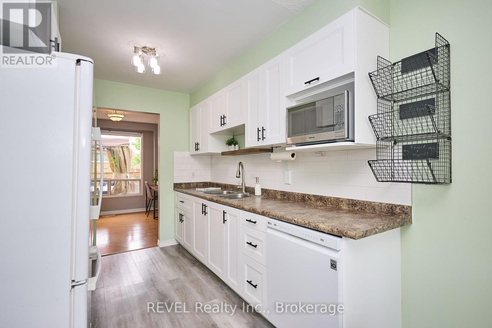 8 Baxter Crescent, Thorold, Ontario  L2V 4R6 - Photo 12 - X12154359