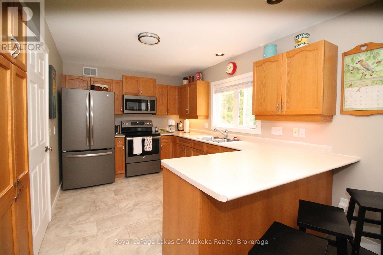 30 Hedgewood Lane, Gravenhurst, Ontario  P1P 1Y8 - Photo 11 - X12154306