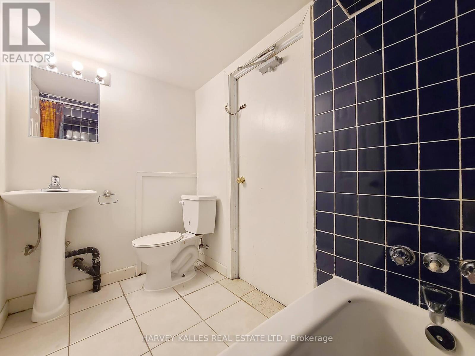 Lower - 629 Christie Street, Toronto, Ontario  M6G 3E6 - Photo 7 - C12154268