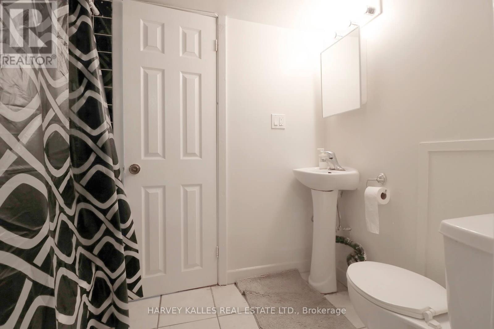 Lower - 629 Christie Street, Toronto, Ontario  M6G 3E6 - Photo 8 - C12154268