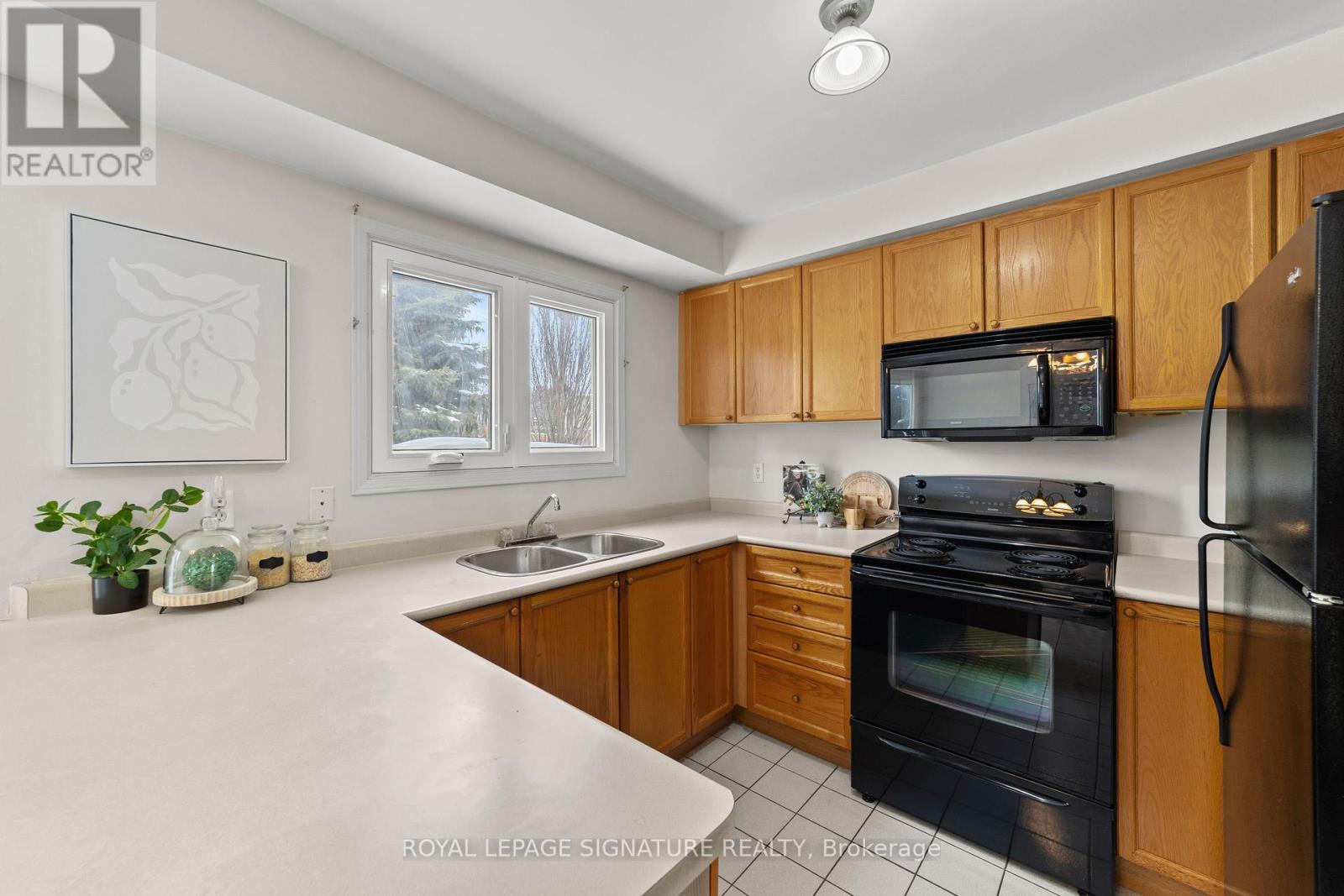 35 Valleywood Drive, Whitby, Ontario  L1R 2J6 - Photo 14 - E12154352
