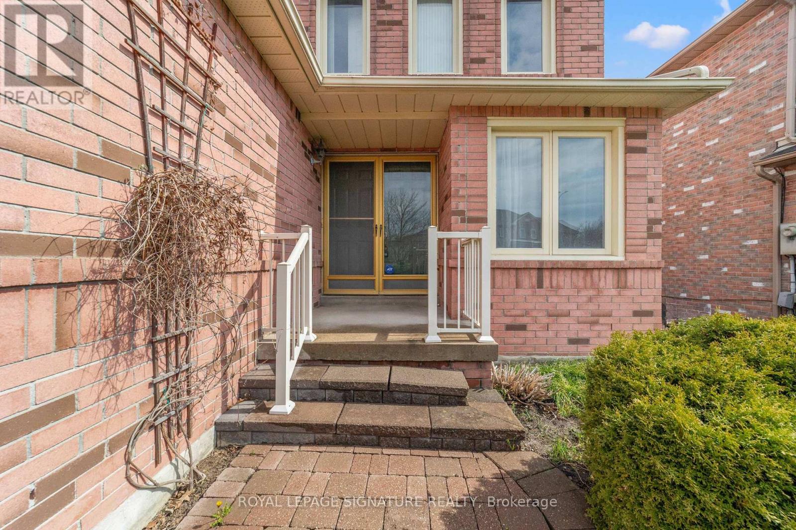 35 Valleywood Drive, Whitby, Ontario  L1R 2J6 - Photo 3 - E12154352