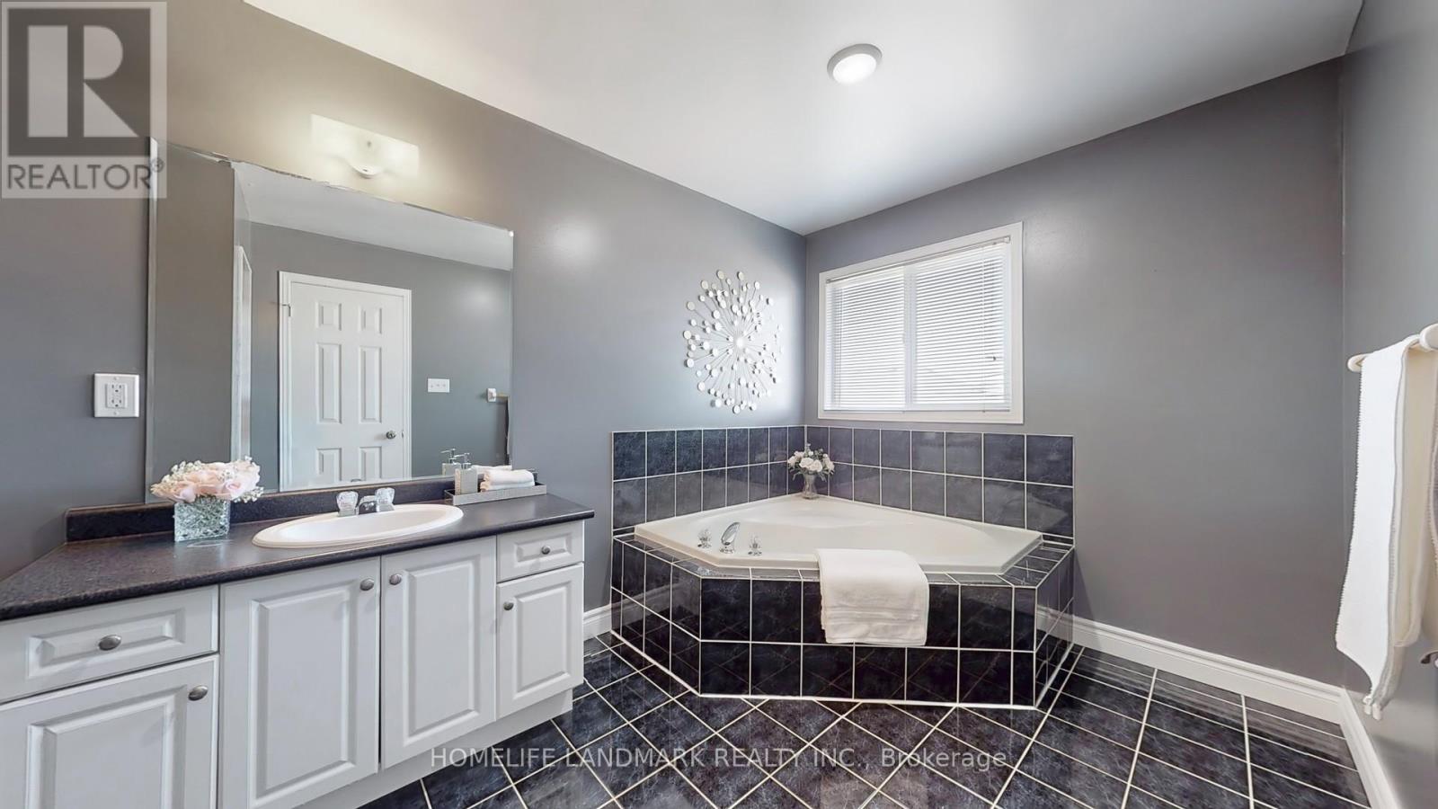 335 Marble Place, Newmarket, Ontario  L3X 2R7 - Photo 12 - N12154226