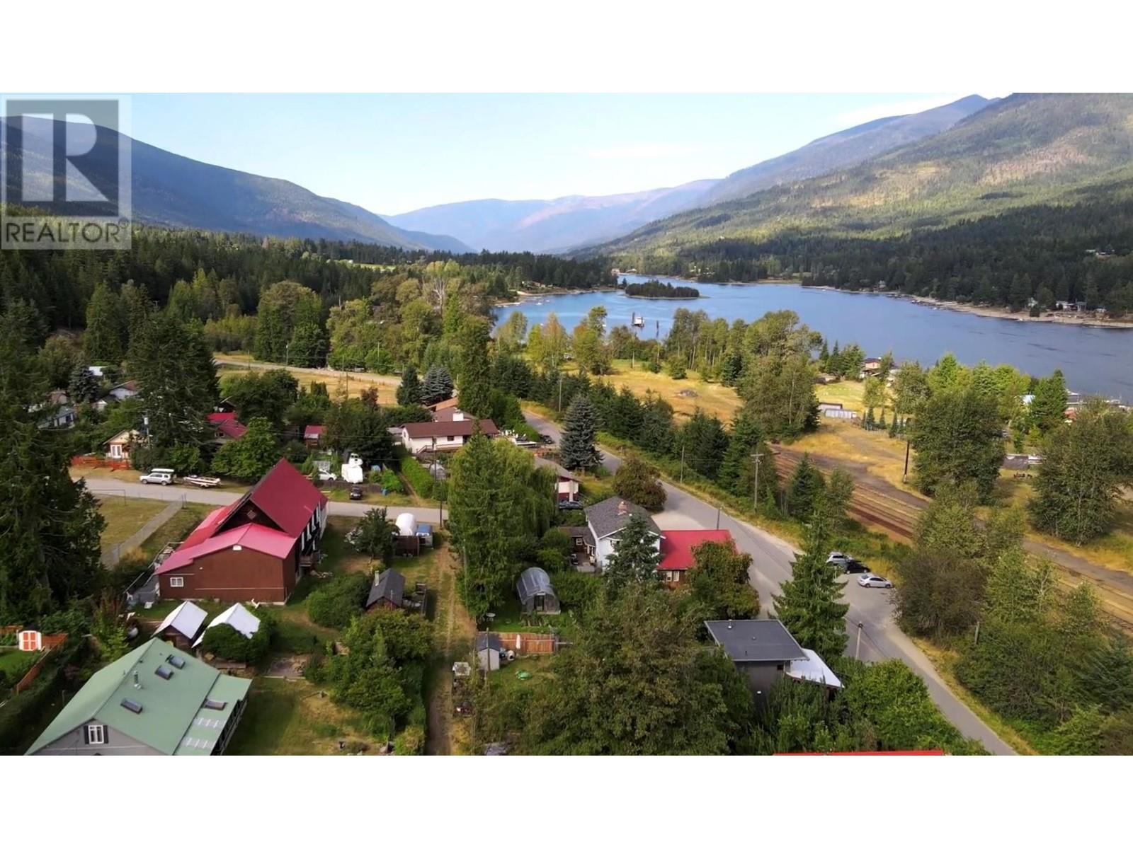 7904 Railway Avenue, Procter, British Columbia  V1L 0B7 - Photo 9 - 10330136