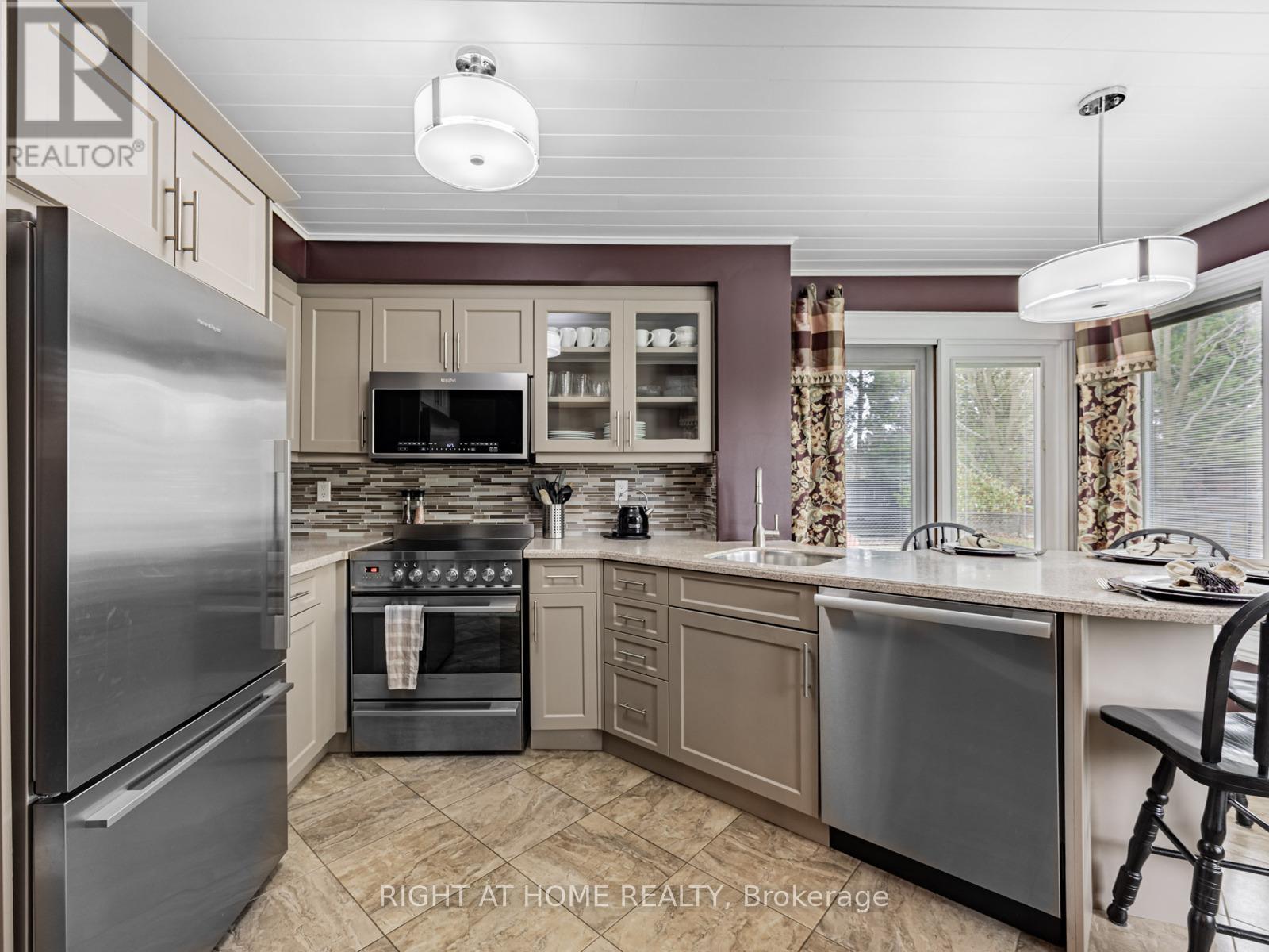 36 Love Crescent, Ajax (South West), Ontario  L1S 4S9 - Photo 8 - E12094263
