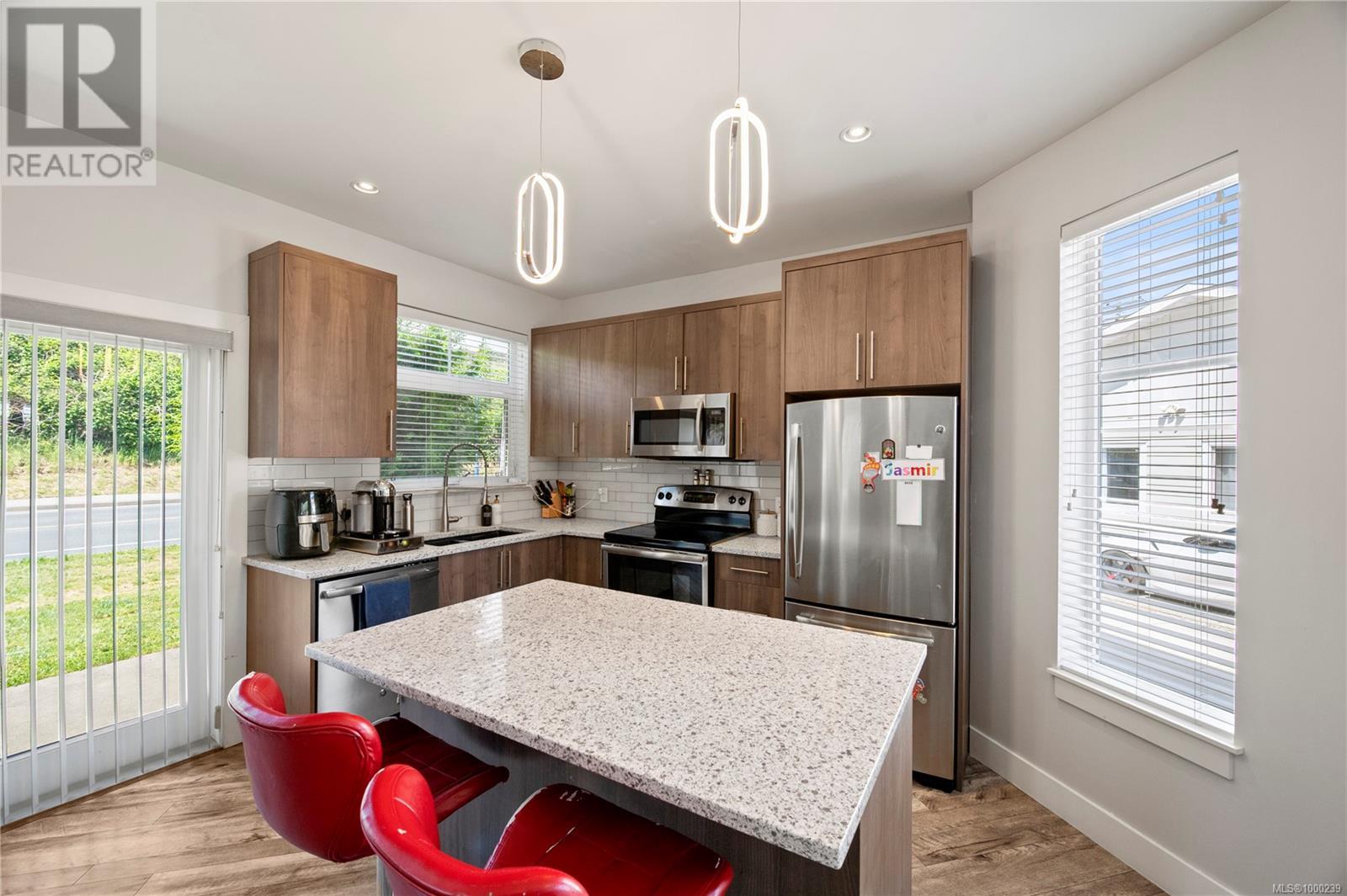 Property at 701 Strandlund Ave image 3