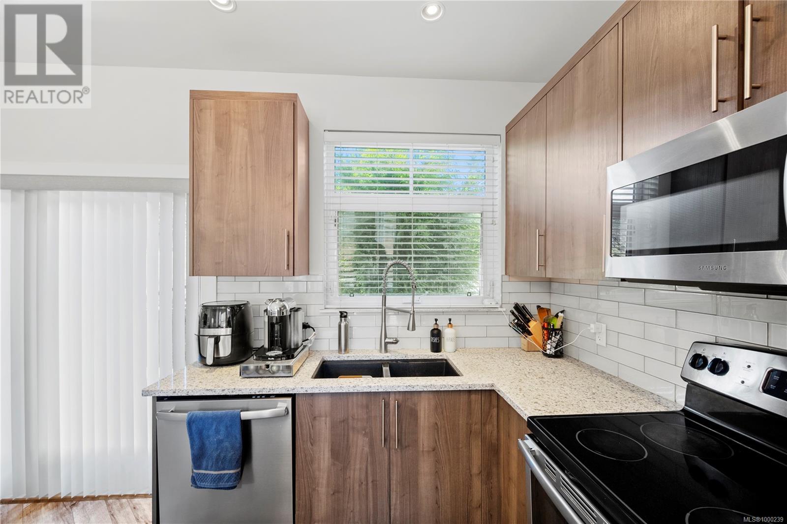 Property at 701 Strandlund Ave image 4