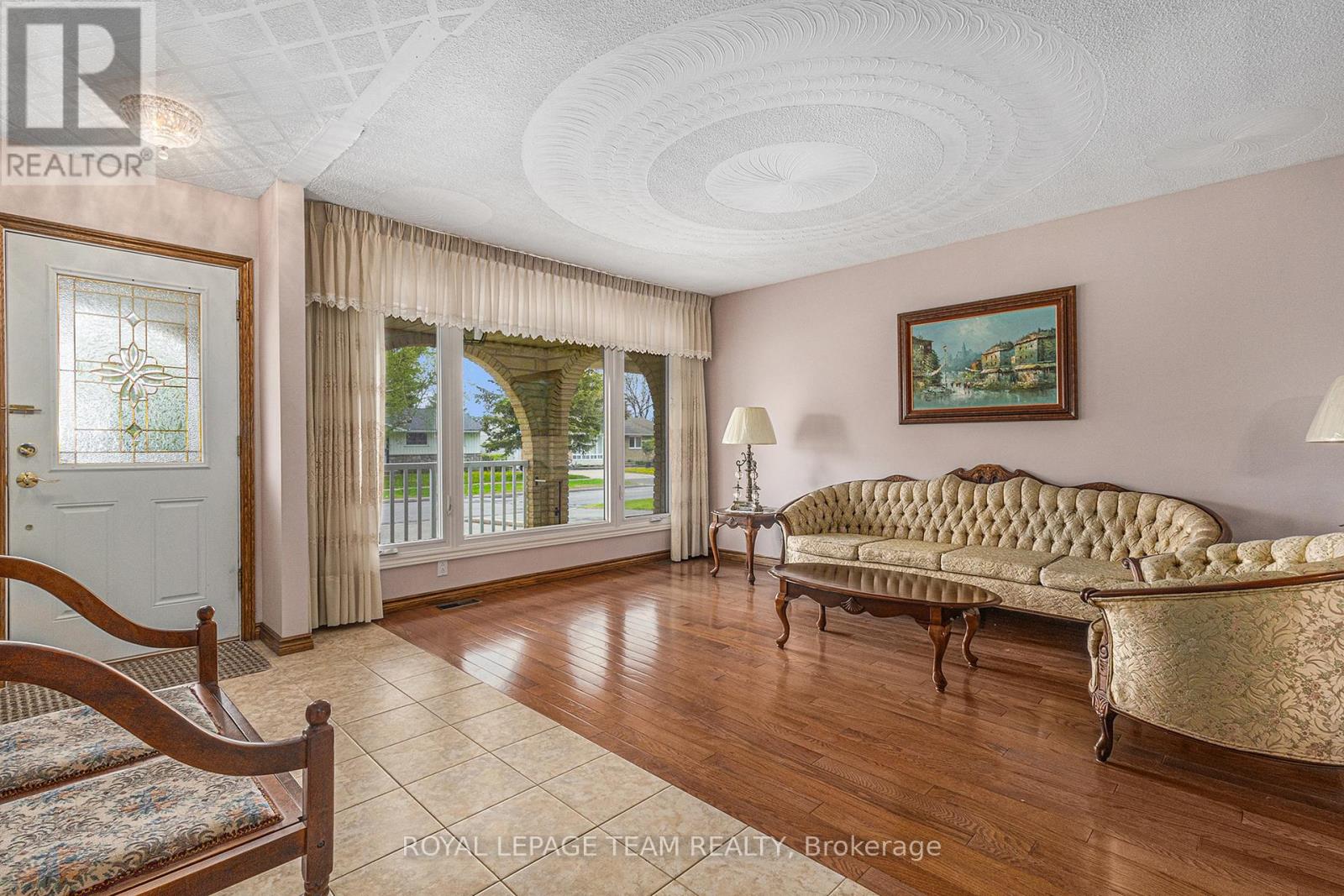 53 Viewmount Drive, Ottawa, Ontario  K2G 3C4 - Photo 4 - X12146776