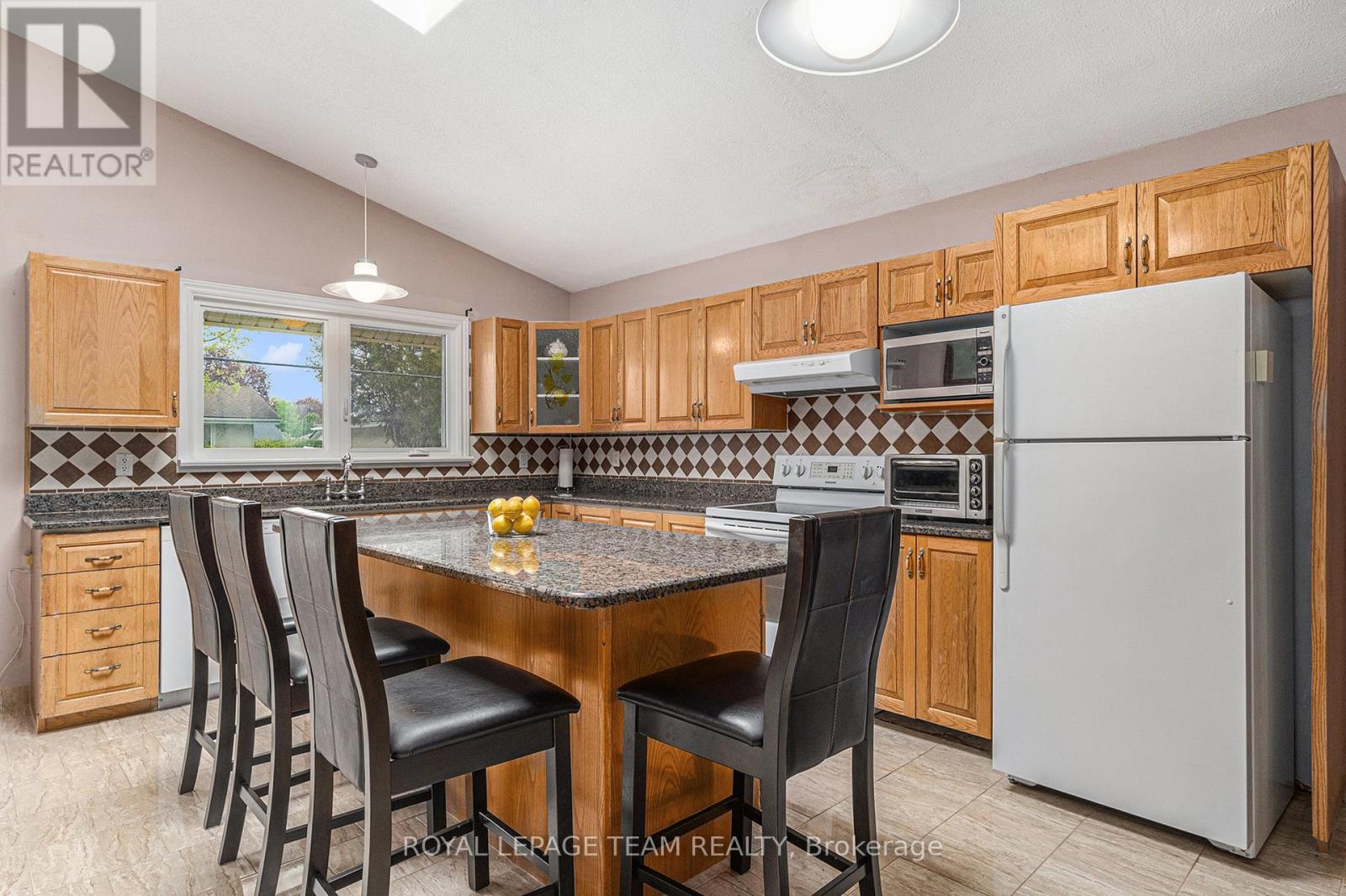 53 Viewmount Drive, Ottawa, Ontario  K2G 3C4 - Photo 6 - X12146776