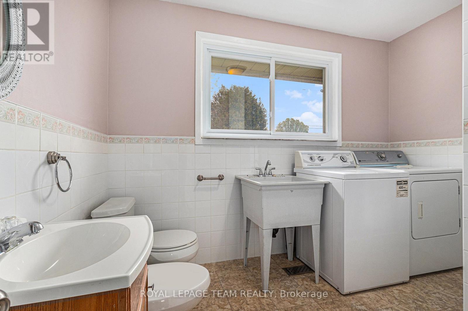53 Viewmount Drive, Ottawa, Ontario  K2G 3C4 - Photo 9 - X12146776
