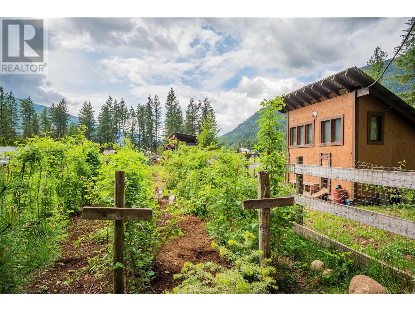 2015 Highway 3a, Castlegar, British Columbia  V1N 4N1 - Photo 5 - 10347955