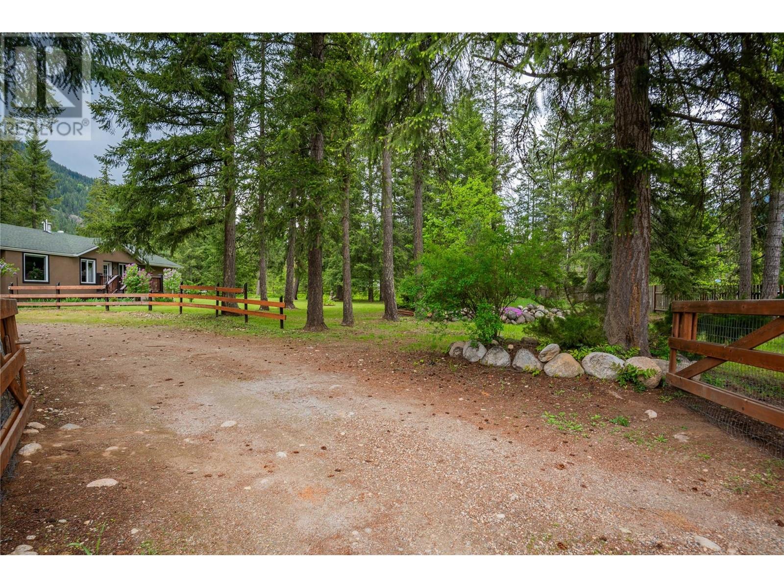 2015 Highway 3a, Castlegar, British Columbia  V1N 4N1 - Photo 52 - 10347955